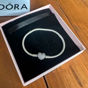 NWOT PANDORA Moments Sparkling Heart Pave Bracelet 7.1in